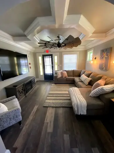 Spacious living room with cozy seating at Hope's Horizon detox center in Baltimore.