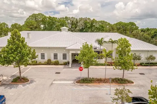Spacious exterior with palm trees at Heal Well Addiction Treatment Baltimore, a detox center in Baltimore.
