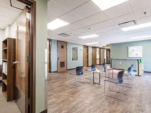 Bright and spacious common area at Pine Heights Comprehensive Trt Center, a detox center in Baltimore.