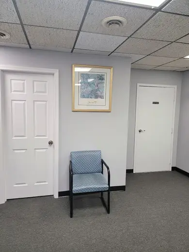 Welcoming waiting area with artwork at Middle River Healthcare, a detox center in Baltimore.