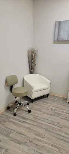 Cozy waiting area with a white chair at Seven 2 Seven Medical Services LLC, a detox center in Baltimore.