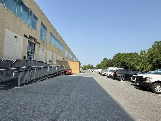 Spacious parking lot at SRR Treatment Solutions, a detox center in Baltimore.